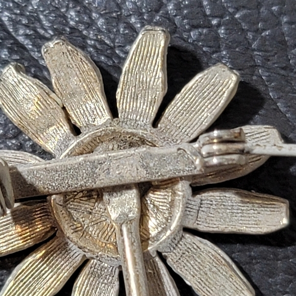 Enamel flower pin 70's white yellow green cottagecore vintage fun - Picture 6 of 8